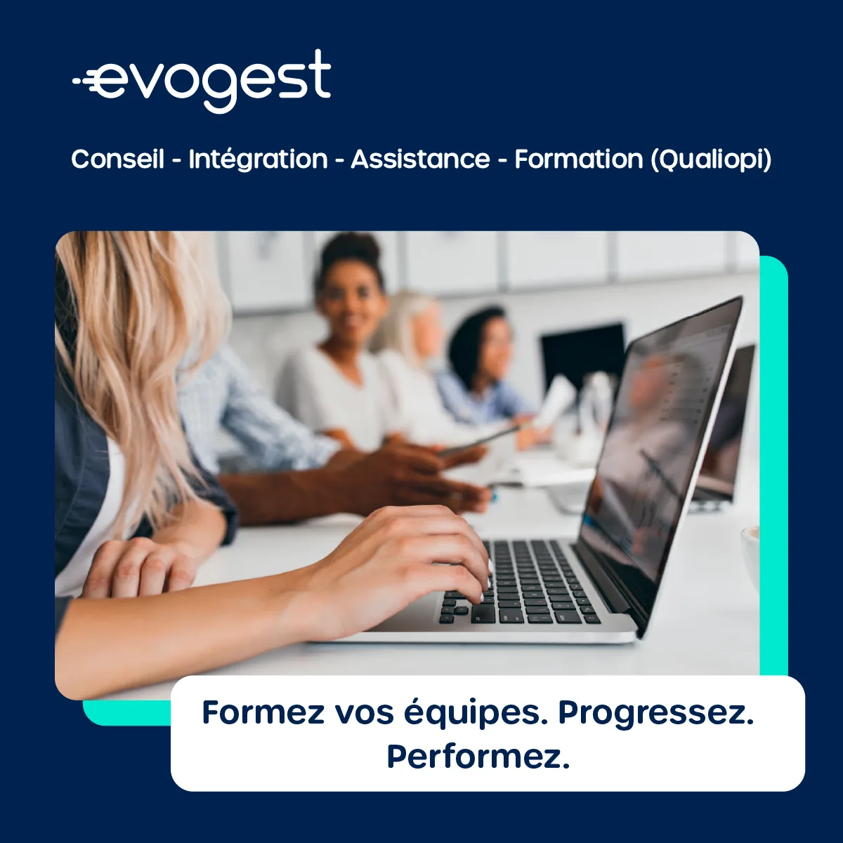 Formez vos équipes avec Evogest. Progressez. Performez. Image d'illustration durant une session de formation sur ordinateur. Evogest est certifié Qualiopi par Actions de formation