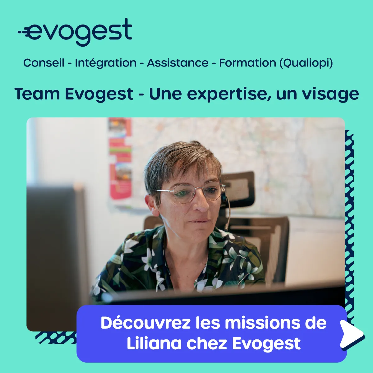 photo de Liliana derrière son ordinateur, avec un casque d'assistance téléphonique : découvrez les missions de Liliana chez Evogest