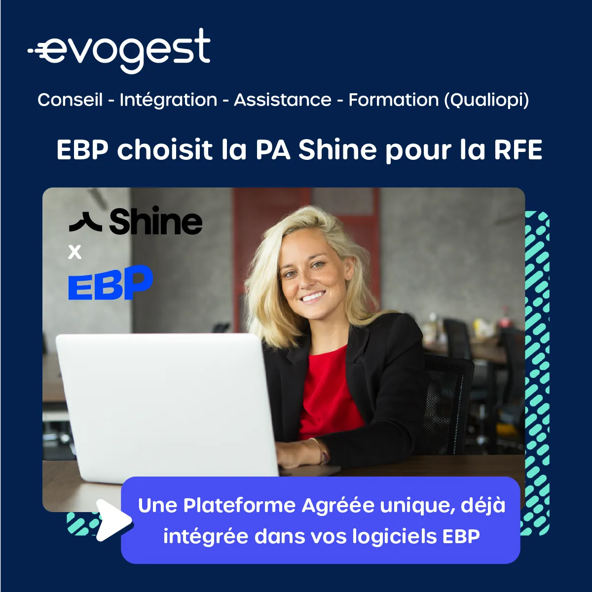 EBP choisit la PA Shine pour la RFE – Plateforme Agréée intégrée Jeune femme souriante travaillant sur ordinateur portable illustrant l’intégration de la Plateforme Agréée Shine dans les logiciels EBP pour la réforme de la facturation électronique.